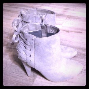 GRAY HEELED BOOTS 👢